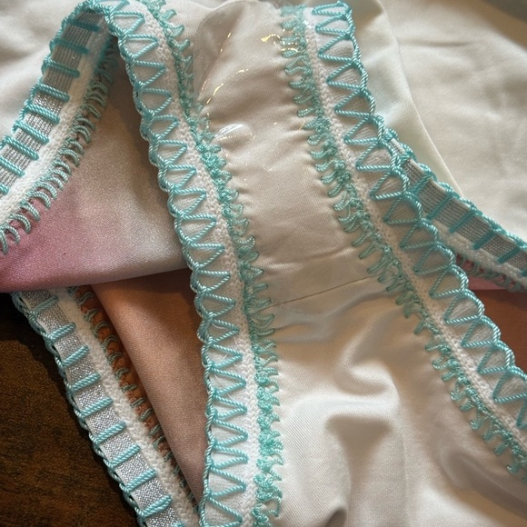 Platinum inspired by Solange Ferrarini Crochet Trim Swimsuit Rainbow Small NEW - Picture 4 of 5